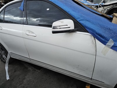 Mercedes W204 C Serisi sağ ön kapı beyaz